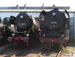br-52/883534/br-52-8168-8--br-44 BR 52 8168-8 + BR 44 546 stehen an der Drehscheibe im Eisenbahnmuseum Nrdlingen. 30.Mai 2025