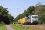 br-111-3/891583/br-111-215-von-railadventure-zieht BR 111 215 von RailAdventure zieht einen Bauzug Richtung Magdeburg durch Weddel am 9.08.2025