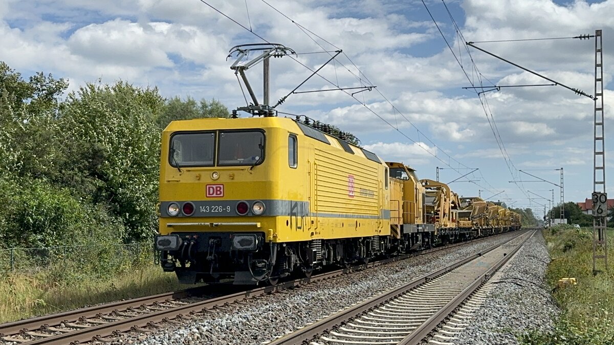 143 226-9 + 293 ???-? DB Bahnbau Gruppe mit Bauzug durch Vhrum am 16.08.2024