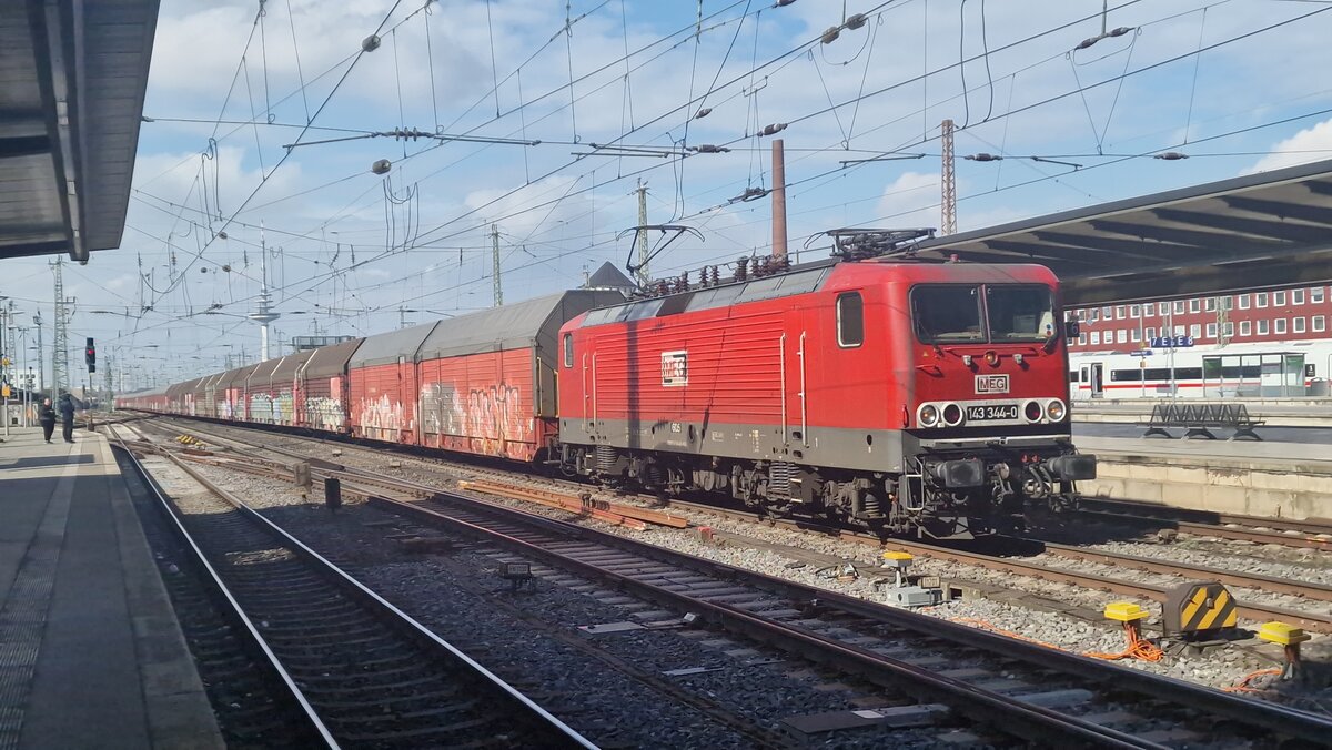 143 344-0 der MEG mit Autowagen durch Bremen Hbf am 18.03.2023