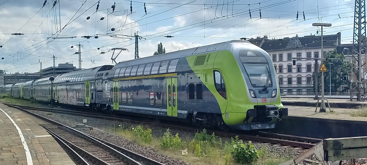 445 033 + 455 ??? als RE7 nach Kiel Hbf / Flensburg in Hamburg-Altona am 24.Mai 2022