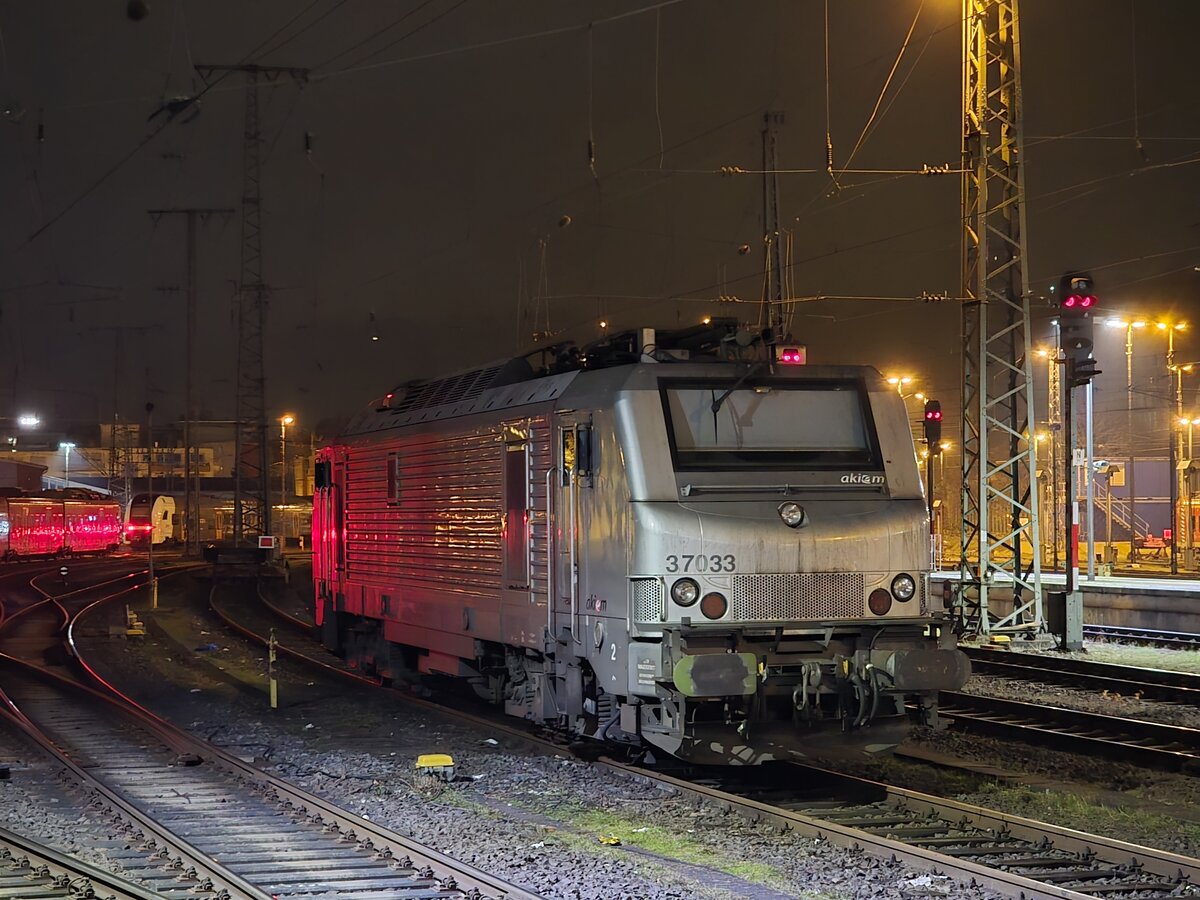 AKIEM 37033 steht am Koblenzer Hbf Abgestellt und wartet auf seinen Nächsten Auftrag. 13.Dezember 2025