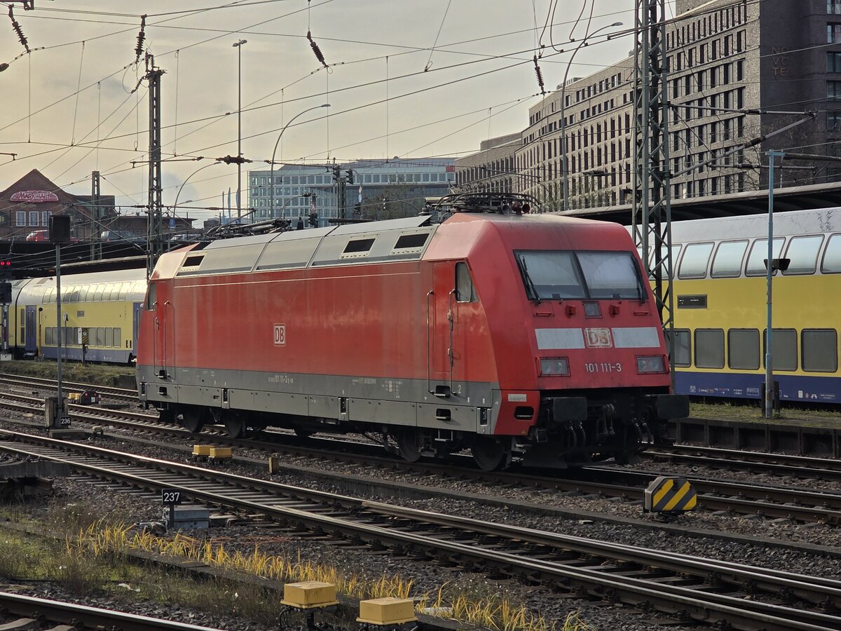 BR 101 111-3 steht am Hamburger Hbf. 30.November 2025