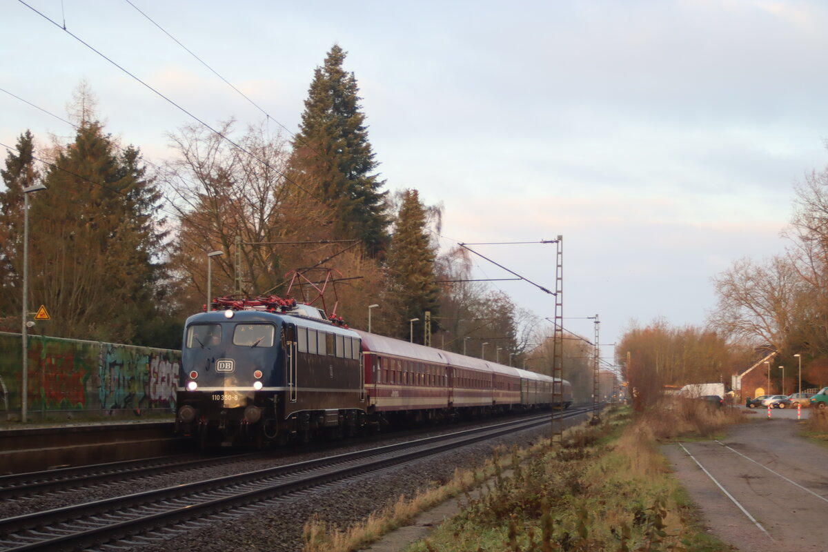 BR 110 350 zieht ihren Sonderzug nach Münster durch Prisdorf am 29.11.2025 