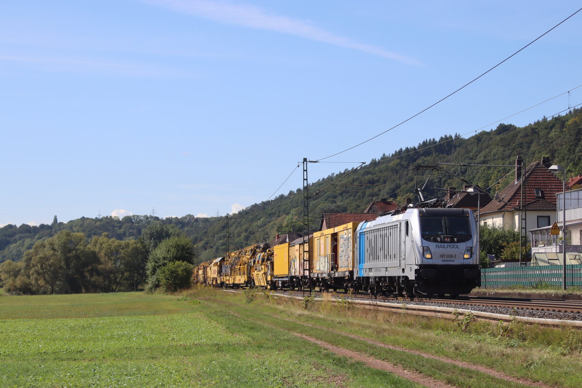 BR 187 006 von Railpool fährt mit einem Bauzug von Schweerbau durch Ludwigsau Friedlos Richtung Bebra am 6.September.2025
