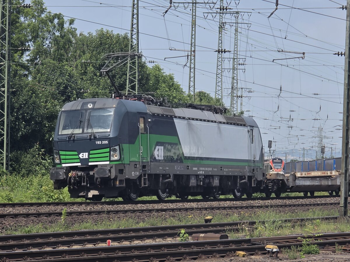 BR 193 205 von ELL mit Halbleeren KLV-Zug bei der vorbeifahrt DB Museum Koblenz -> Koblenz Hbf. 14.06.2025