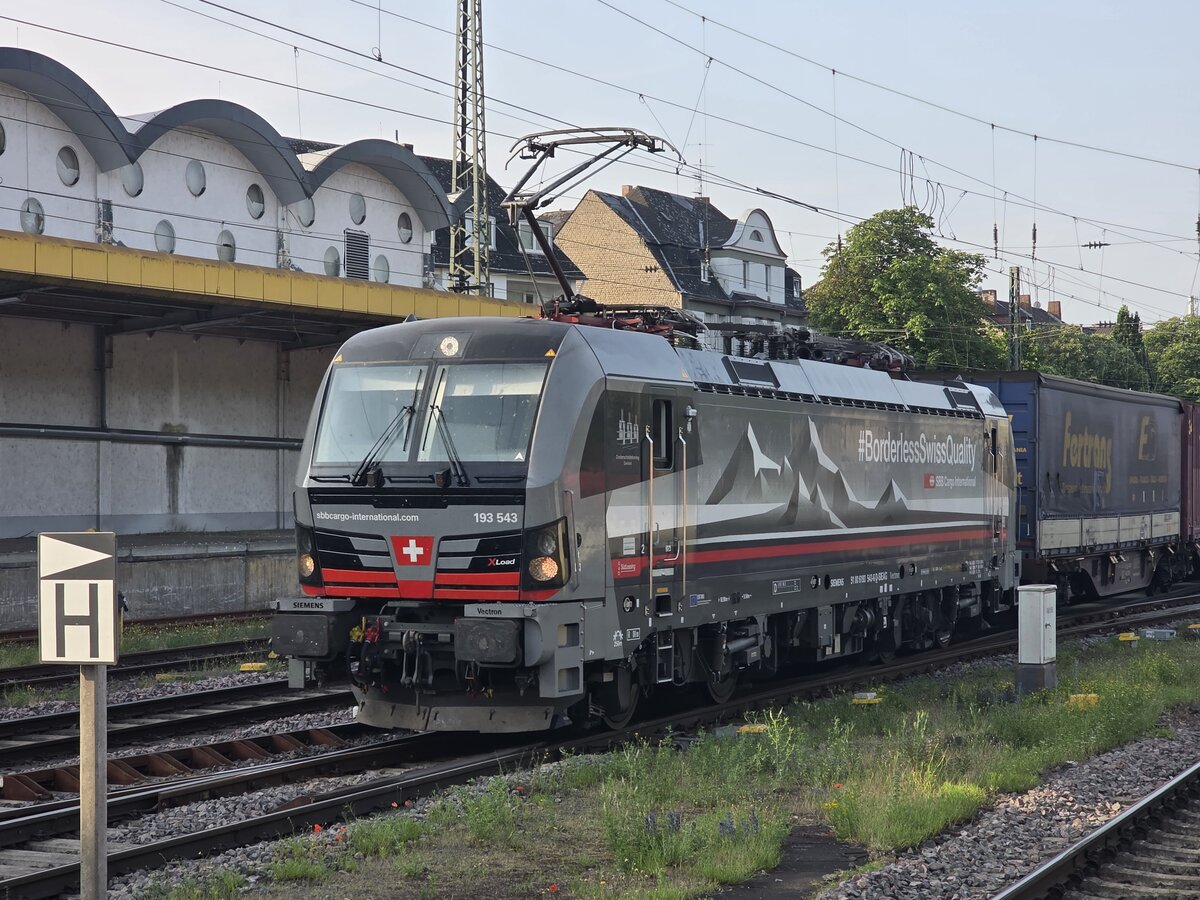BR 193 543 von SBB Cargo International mit einen KLV-Zug bei der Durchfahrt Koblenz Hbf. 14.06.2025