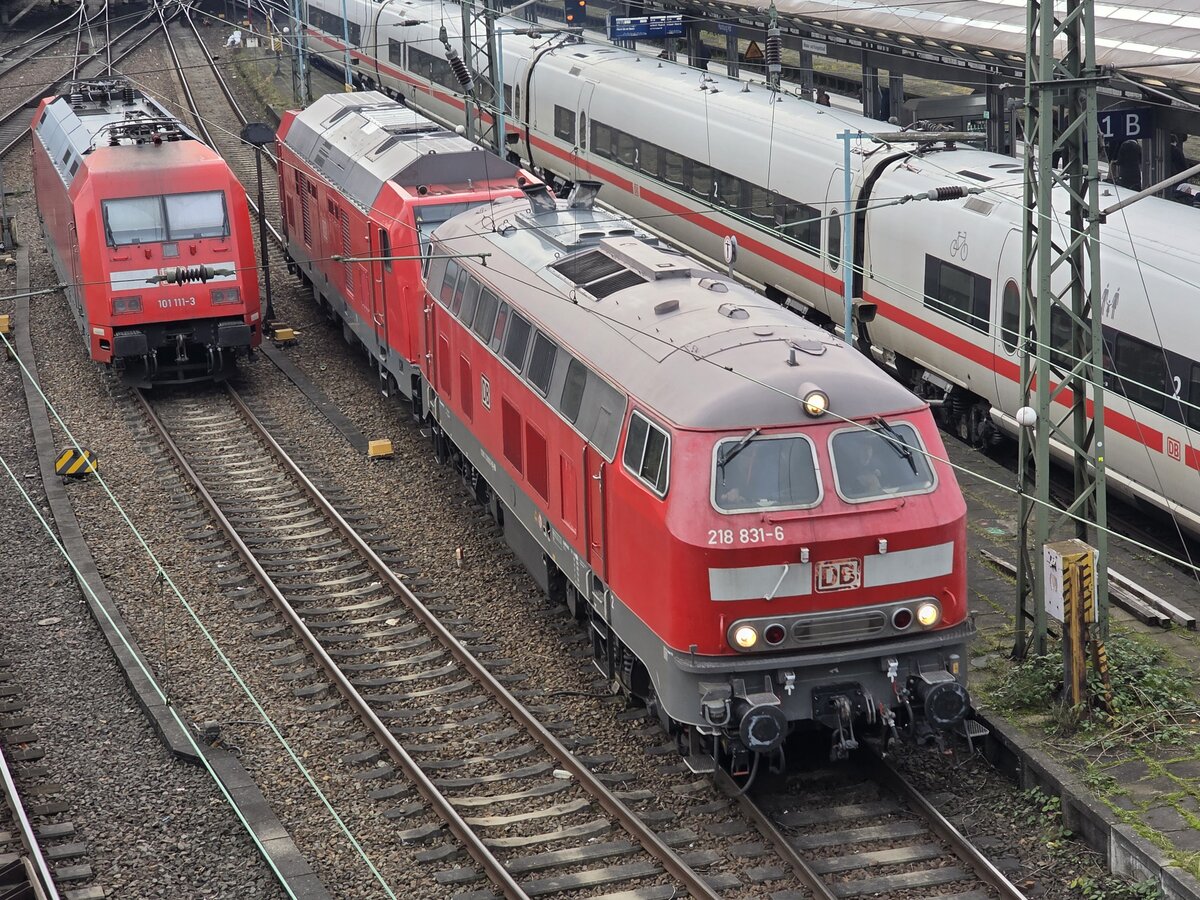 BR 218 831-6 + BR 245 ??? als Überführung durch Hamburg Hbf Richtung Norden. 30.November 2025