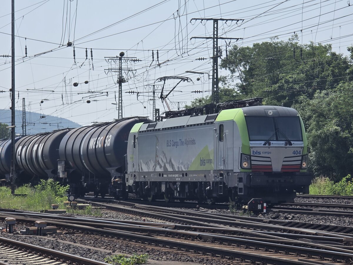 BR 475 404 von BLS Cargo mit einen Kesselzug bei der Vorbeifahrt DB Museum Koblenz -> Bonn. 14.06.2025