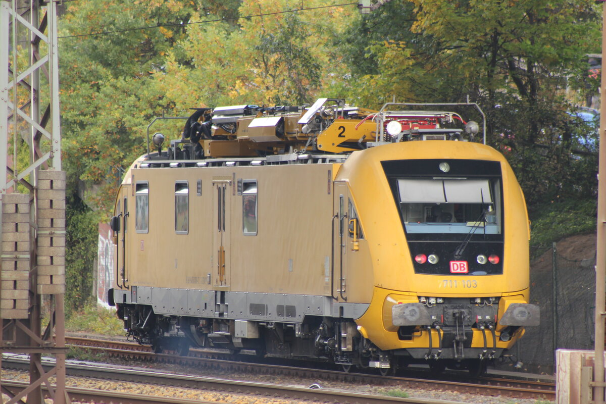 BR 711 103 (9436 006-7 D-DBMP) bei der Vorbeifahrt HH-Harburg.  9.Oktober 2025