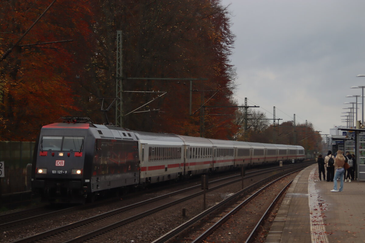 Hier fährt IC 2375 nach Stuttgart HBF gezogen von der BR 101 127 (100 Jahre BR01) durch Halstenbek am 11.11.2025