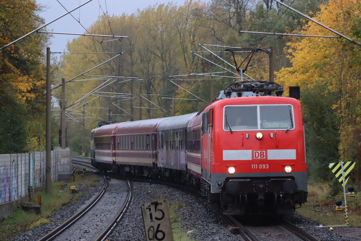 Hier fährt der Partysonderzug nach Köln HBF durch Reinfeld gezogen von BR 111 093 am 26.10.2025