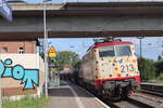 BR 111 213 von Smartrail mit Flachwagen Richtung Frankfurt durch Retzbach Zellingen am 16.Juni.2025 
