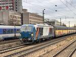 BR 248 021 von Northrail mit Autozug durch Mnchen-Heimeranplatz.
