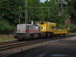 BR 277 808-2 von ESL GmbH mit Kranzug von MGW durch HH-Harburg.