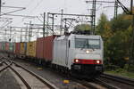 BR 186 144 von Akiem mit Containern bei der durchfahrt HH-Harburg Richtung Hafen.