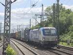 BR 193 880 von BoxXpress.de mit einen Containerzug bei der Durchfahrt Hamburg-Harburg.