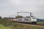 Hier durchfährt Metrans BR 386 040 mit BR 386 032 und einem Containerzug durch den Ort Hulten Richtung Tilburg am 27.9.2025