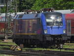 beacon-rail-leasing/883468/br-182-521-5-von-beacon-rail BR 182 521-5 von Beacon Rail im Blauen Beacon Design abgestellt im Vorfeld Mnchen Ostbahnhof. 29.05.2025