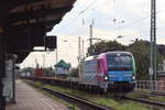 BR 193 123 von Railpool fährt mit einem sehr wenig beladenem Containerzug durch Magdeburg Neustadt am 27.8.2025