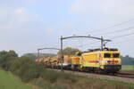 Hier durchfährt StruktonRail (Janny) mit ihrer Class 1740 und einer G1206 (Demi) mit einem Bauzug Richtung Tilburg durch Hulten am 27.9.2025