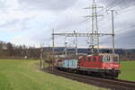 re-44-2/883493/re-44-283-4-von-sbb-cargo RE 4/4 283-4 von SBB Cargo fährt mit 3 Güterwagen Richtung Rotkreuz durch Hendschiken am 13.März.2025  